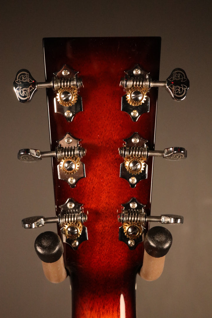 Larrivee OM-44 Custom - Silver Oak, Full Body Gloss and Sunburst (NEW)