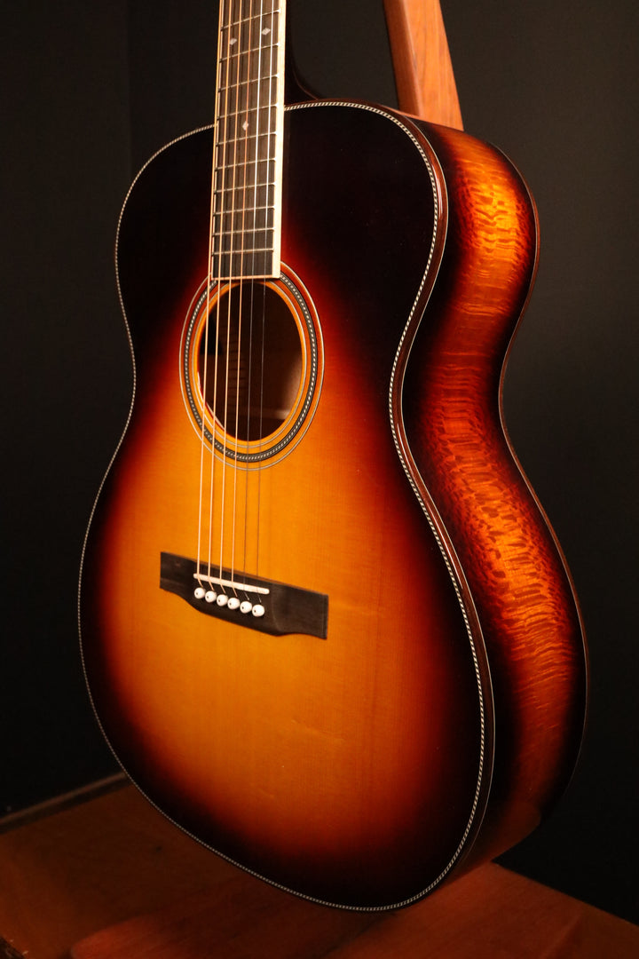 Larrivee OM-44 Custom - Silver Oak, Full Body Gloss and Sunburst (NEW)
