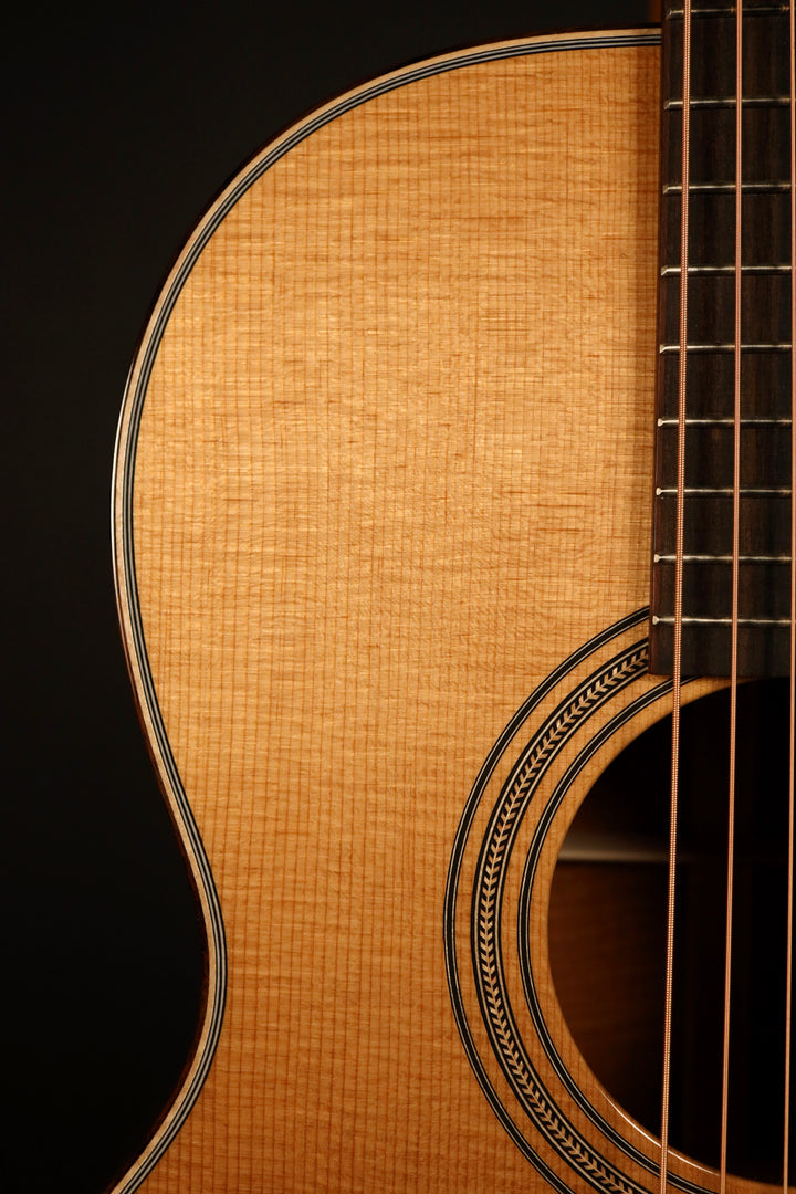 Huss and Dalton 000 Custom - Thermo-Cured Sitka Spruce/Fiddleback Mahogany (NEW)