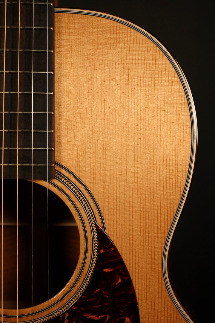 Huss and Dalton 000 Custom - Thermo-Cured Sitka Spruce/Fiddleback Mahogany (NEW)