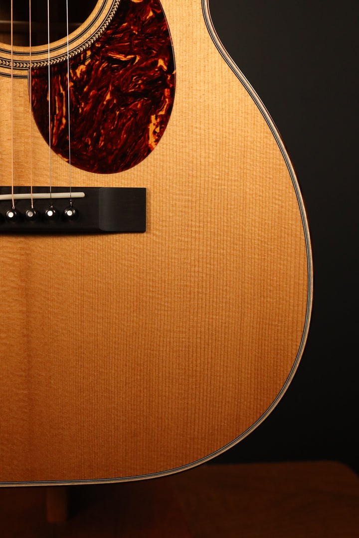 Huss and Dalton 000 Custom - Thermo-Cured Sitka Spruce/Fiddleback Mahogany (NEW)