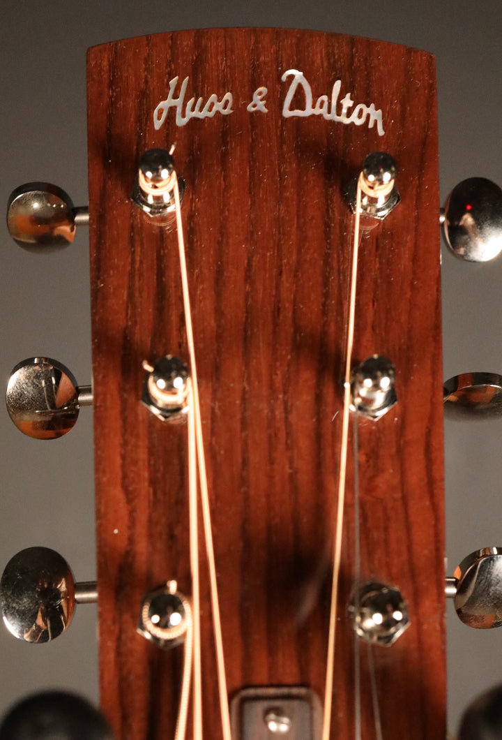 Huss and Dalton 000 Custom - Thermo-Cured Sitka Spruce/Fiddleback Mahogany (NEW)