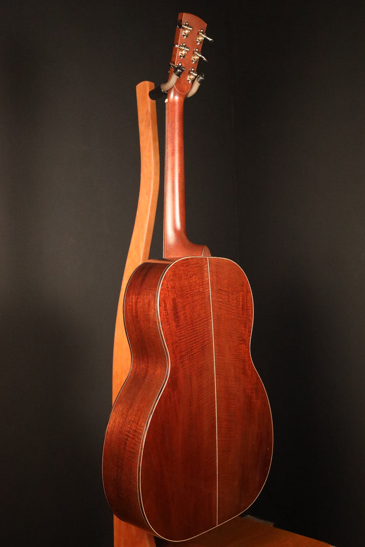 Huss and Dalton 000 Custom - Thermo-Cured Sitka Spruce/Fiddleback Mahogany (NEW)