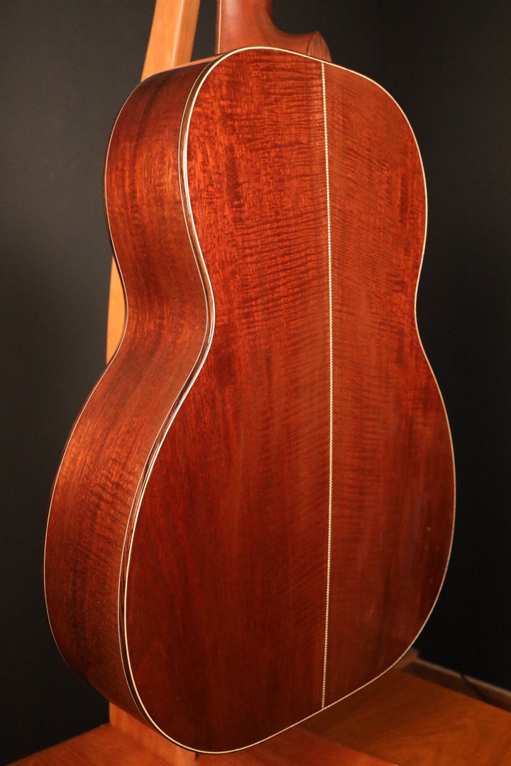 Huss and Dalton 000 Custom - Thermo-Cured Sitka Spruce/Fiddleback Mahogany (NEW)