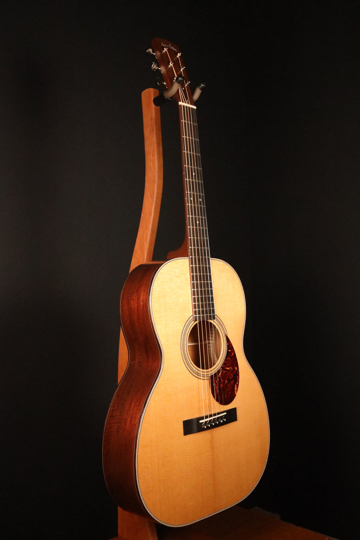 Huss and Dalton 000 Custom - Thermo-Cured Sitka Spruce/Fiddleback Mahogany (NEW)