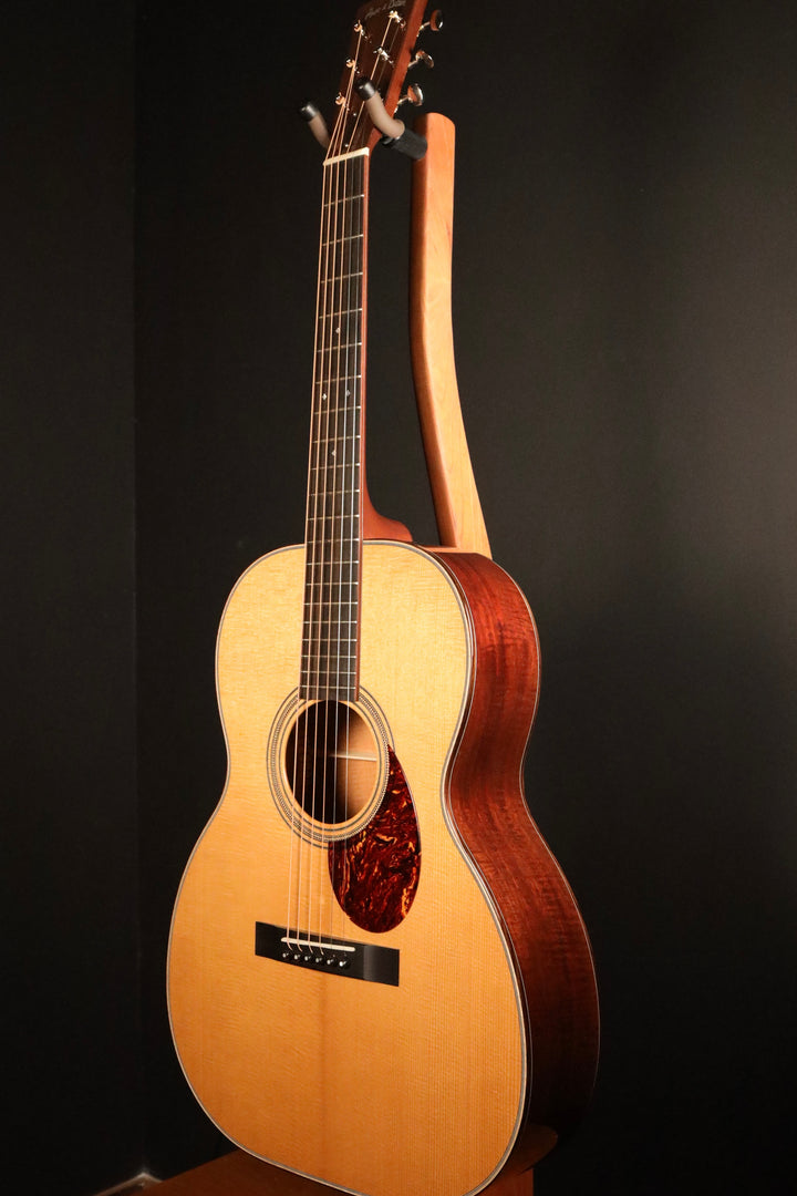 Huss and Dalton 000 Custom - Thermo-Cured Sitka Spruce/Fiddleback Mahogany (NEW)