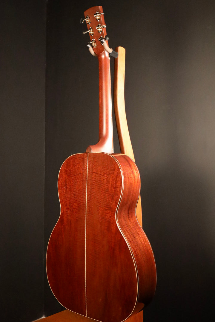 Huss and Dalton 000 Custom - Thermo-Cured Sitka Spruce/Fiddleback Mahogany (NEW)